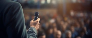 osoba-wyglaszajaca-przemowienie-na-oficjalnym-wydarzeniu osoba-wyglaszajaca-przemowienie-na-oficjalnym-wydarzeniu